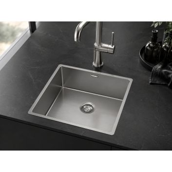 PURA 45 – Küchen Waschbecken mit vertieftem Ablauf und perfekter Linienführung